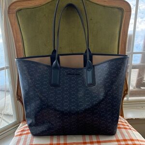 Michael Kors weekender bag
Barely used
Navy blue w light blue MK design